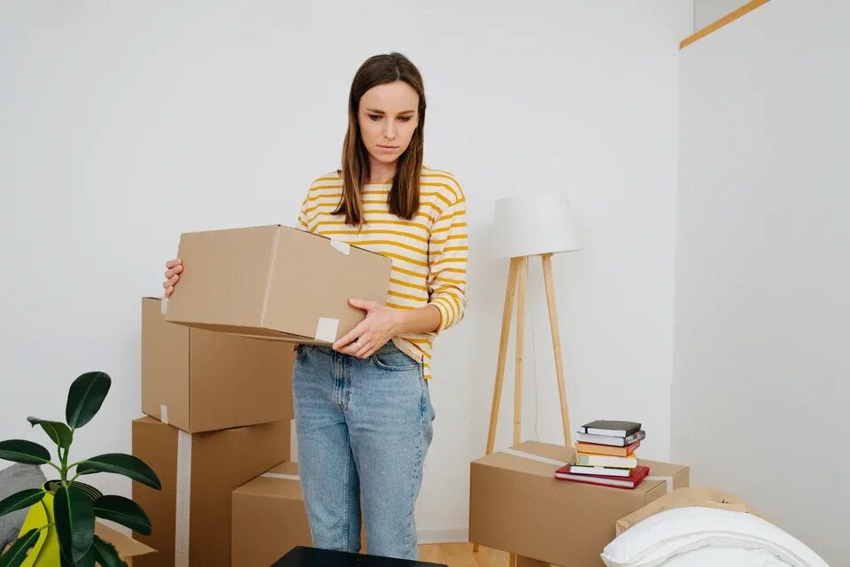 Жесты человека. Счастливая девушка. Женщина несет коробку. Woman s move. Woman s move.