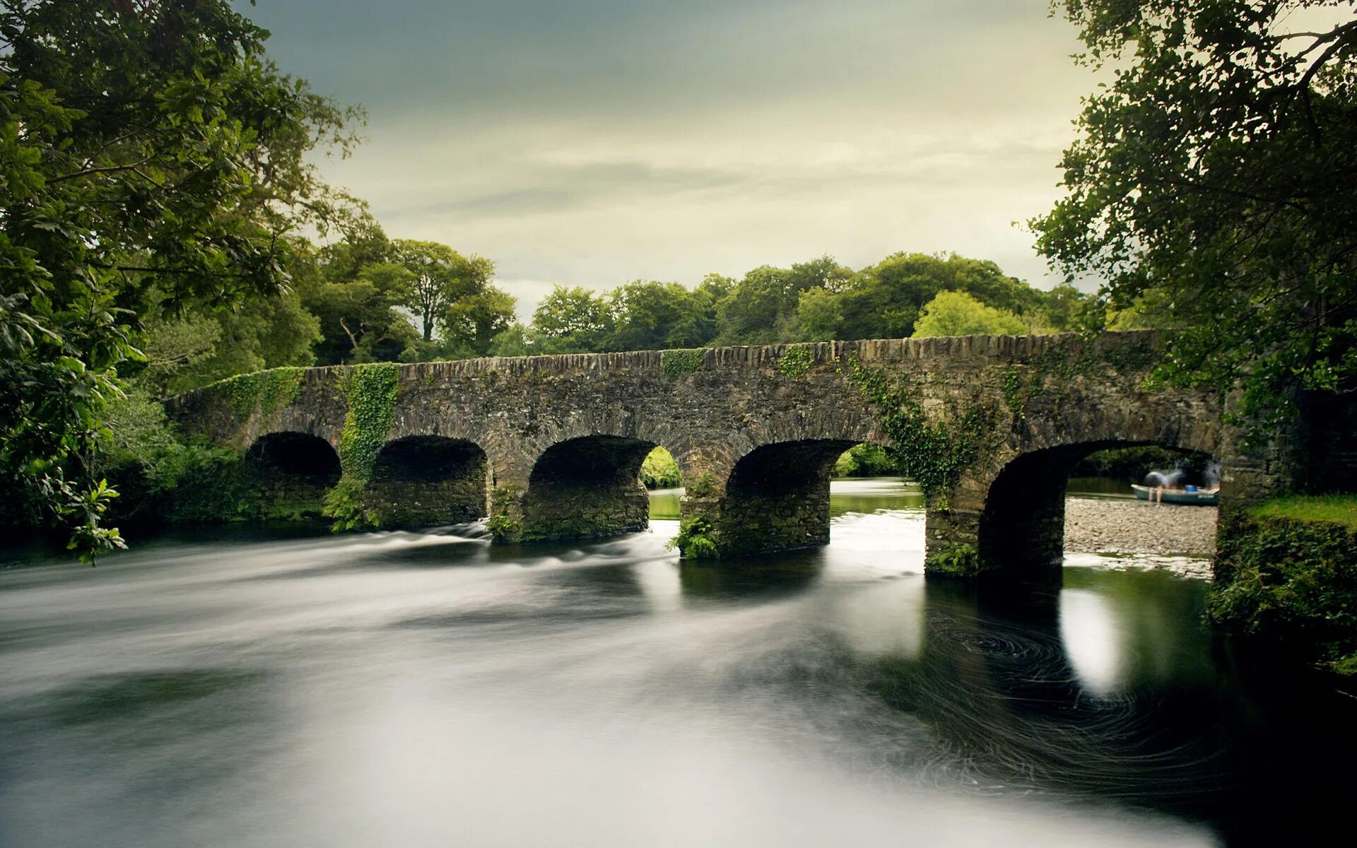 Обои качества 1080. Мост Шотландия Ирландия. Мост Овертоун Шотландия. Каменная Мостовая Ирландия. Пауэрскорт Ирландия.