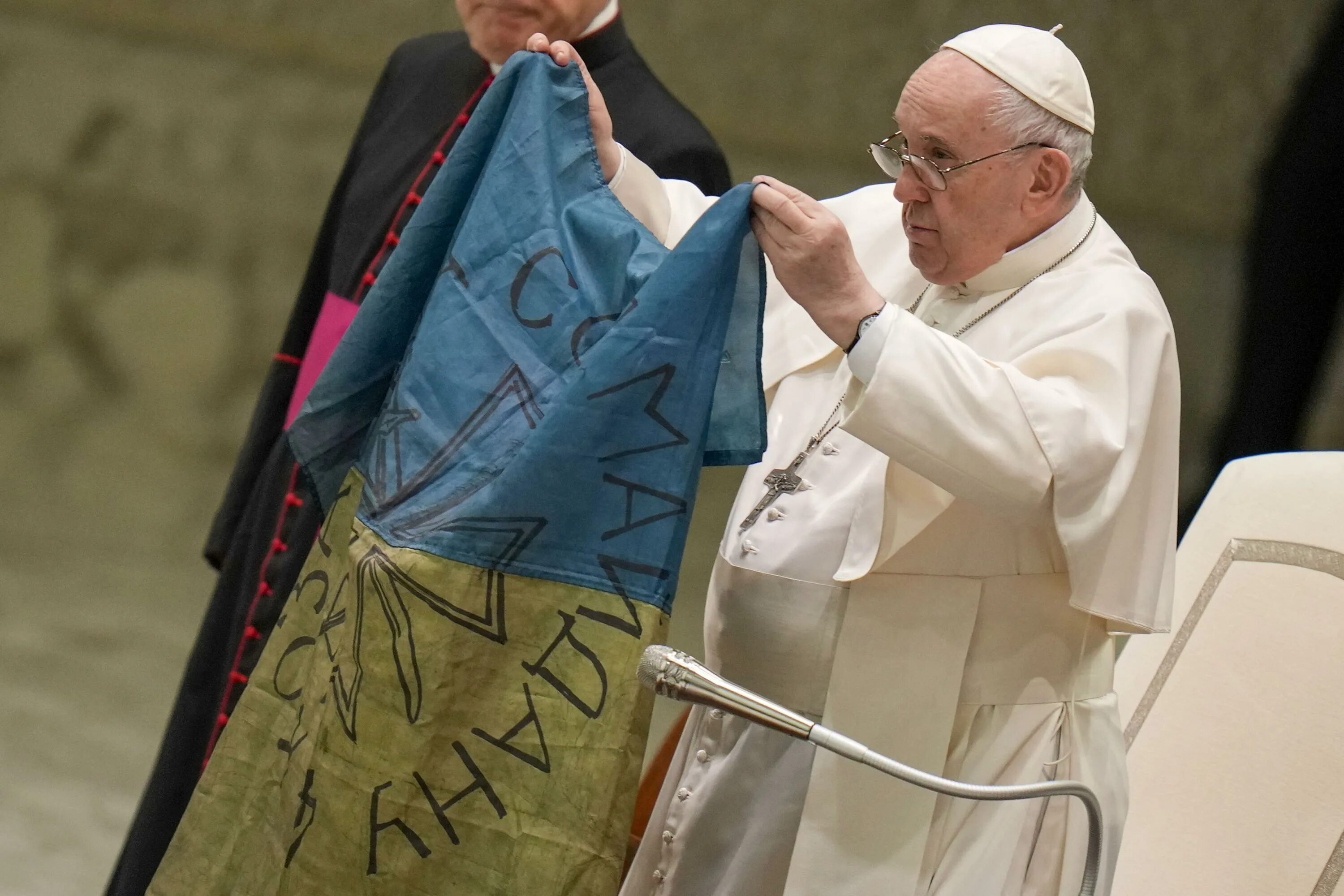 Папа римский кириллу. Ватикан папа Римский 2022. Франциск (папа Римский). Папа Римский Франциск 2022. Папа Франциск с флагом Украины.