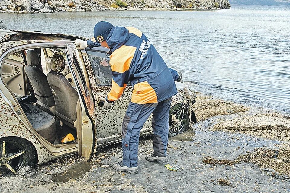 Машины на дне Байкала. ВАЗ 21099 со дна Волги. Дно Байкала машины. Затонувшие автомобили.