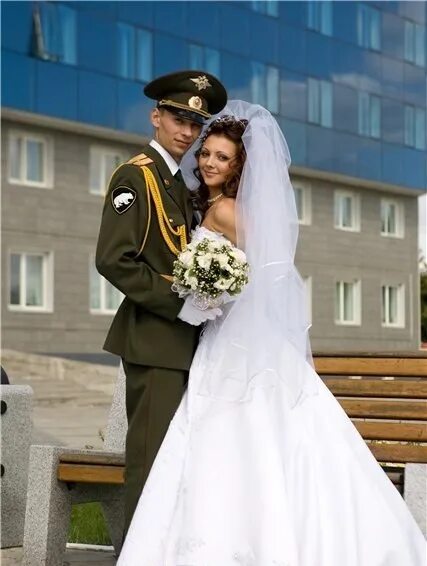 Свадьба в парадной форме. Свадебное платье в военном стиле. Свадьба с военным. Жених в военной форме.