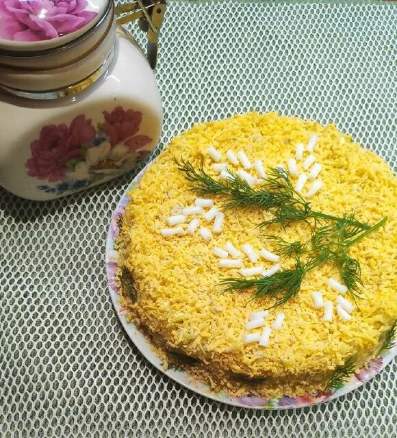С какой консервой делать мимозу. Мимоза белькович. мимоза лазерсон. мимоза салат с консервой пошаговый. салат мимоза с рыбными консервами.