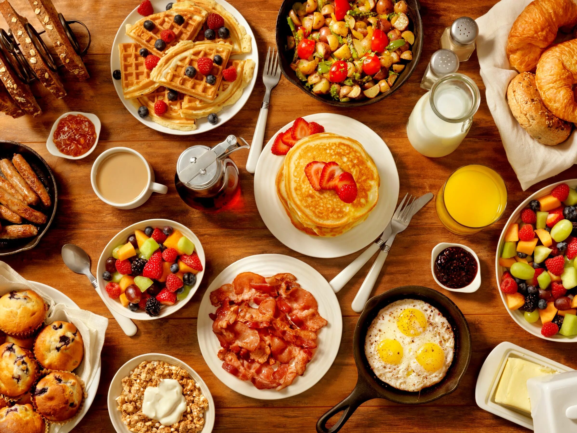 Много маленькой еды. Разная еда. Американский завтрак на новый год. Завтрак на кухне. Подборка еды.