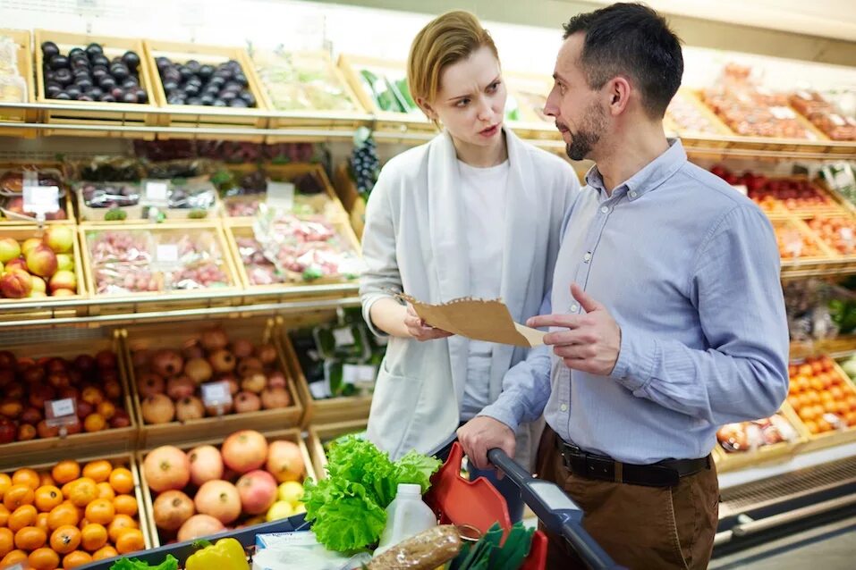 Семья в супермаркете. Семья в продуктовом магазине. Семья со списком в супермаркете фотосток. Покупатель со списком в магазине. While market