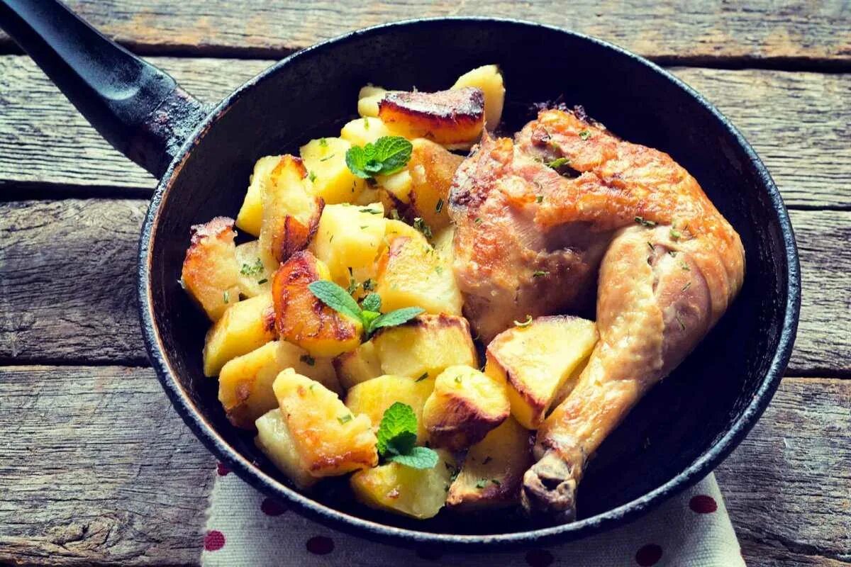Жареная курица с картошкой. Жареная картошка с курицей на сковороде. Жареный картофель с курицей. Жареная Курочка с картошкой