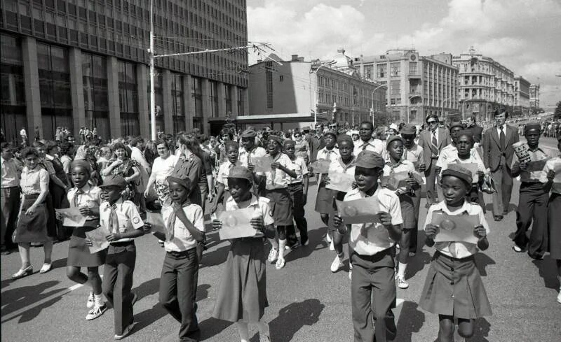 Парад пионеров на красной площади 19 мая 1972 года. Июня 1977. Июня 1977. Июня 1977. Выпуск 1977 геофизического факультета лги.