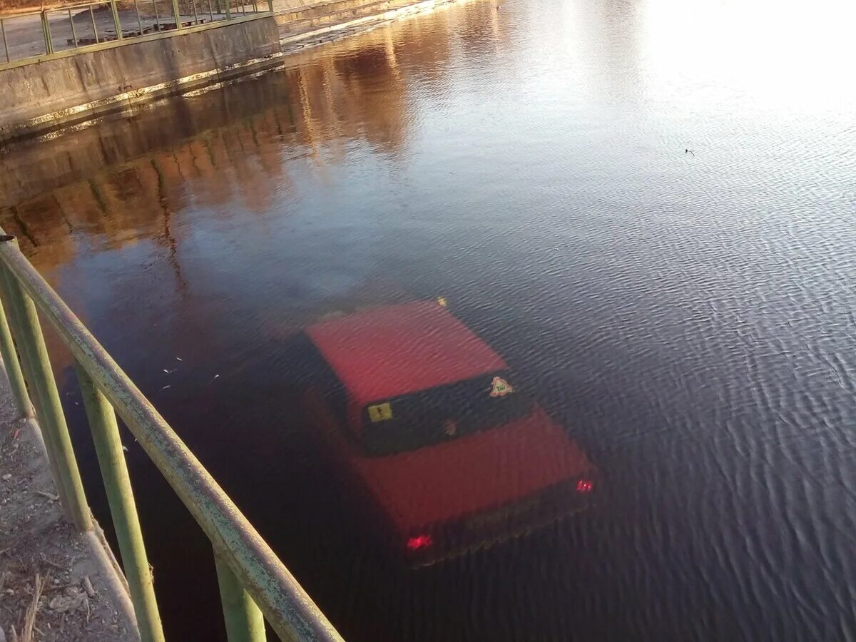 Утопленная машина. Машина утонула в реке.