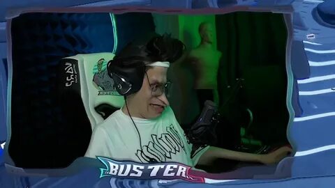 Бустер играет