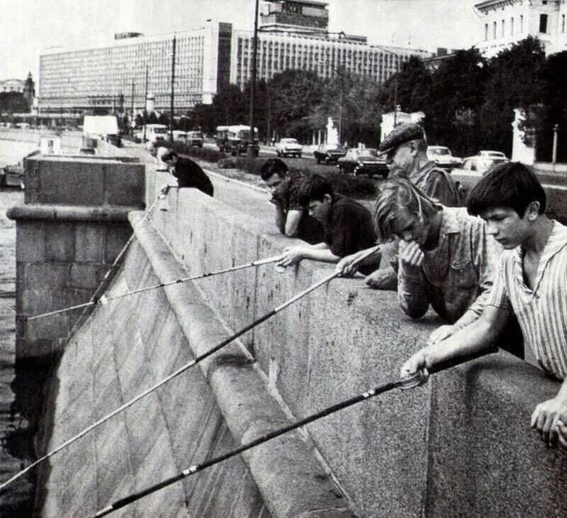 Москва река 70е годы. Москва река СССР. Рыболовство в СССР. Москва река старые фотографии. Ловить рыбу в москве реке