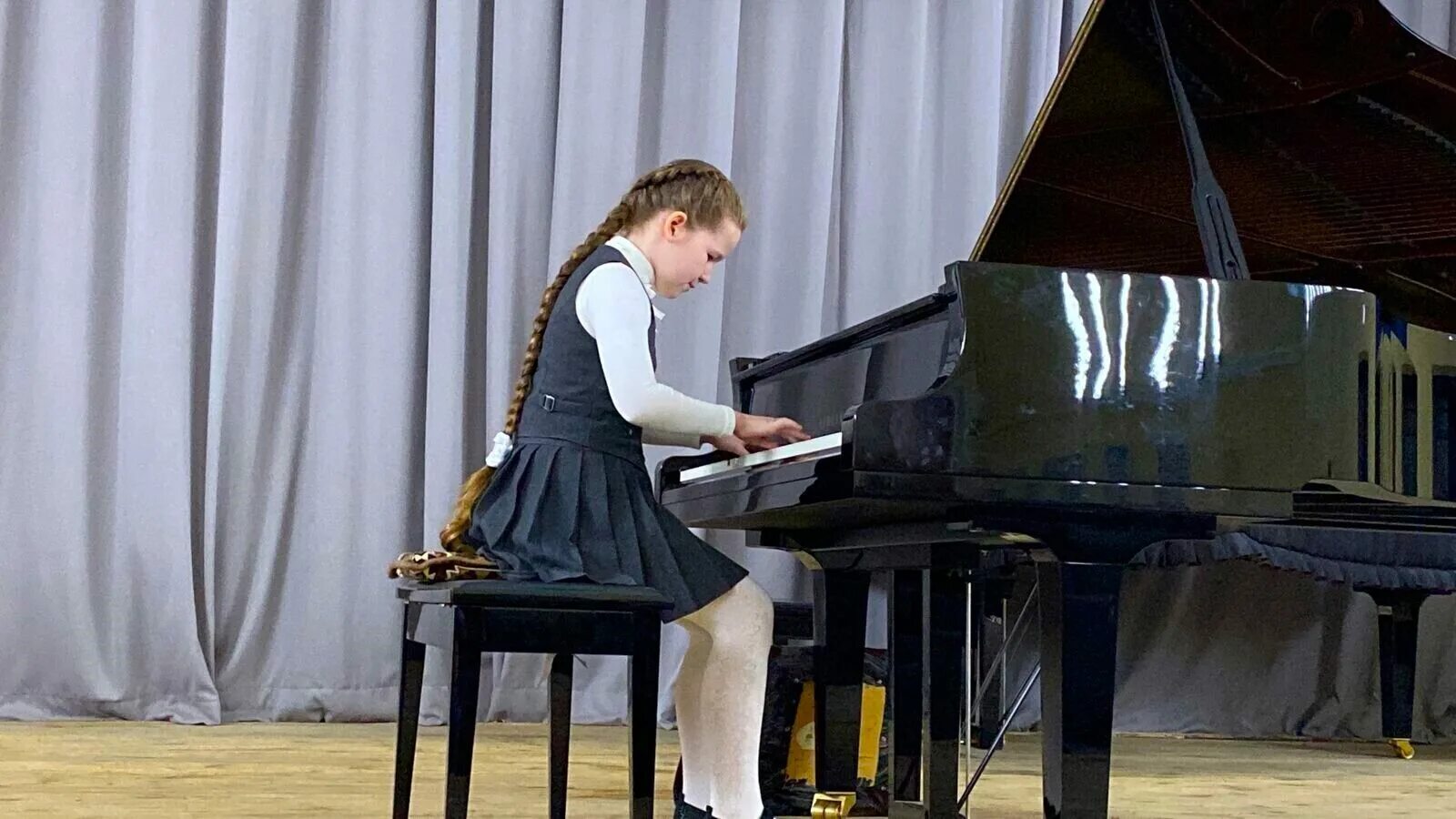 Конкурс фортепиано сегодня. Конкурс юных пианистов ступени мастерства. Юный пианист. Музыкальная школа Чехов. Фото пианино и фортепиано с учениками.