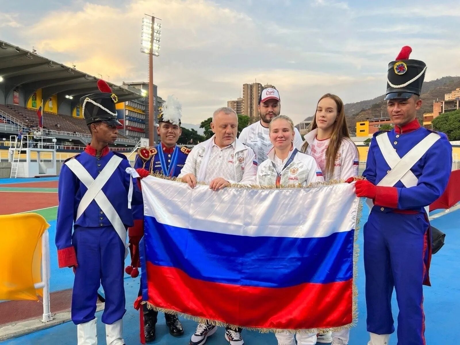 Флаг на церемонии. Спортсмены с флагом России. Девушка с российским флагом. Церемония открытия. Флаг Олимпийских игр России.