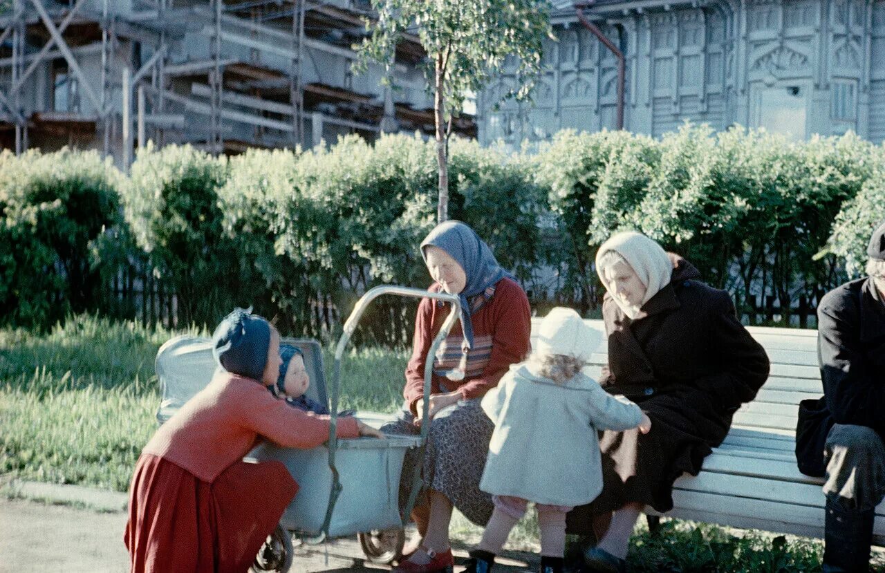 Бабушки советского времени. Советские люди. Старые советские фотографии. Бабушка с советским. Старые цветные фотографии.