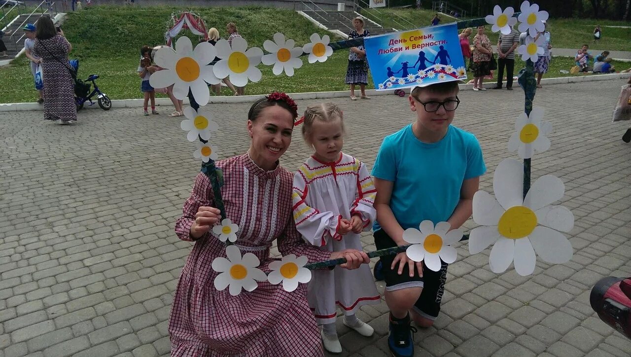 С днём семьи любви и верности. День семьи идеи. С днём семьи любви и верности. Ромашка день семьи. День семьи любви и верности в лагере.