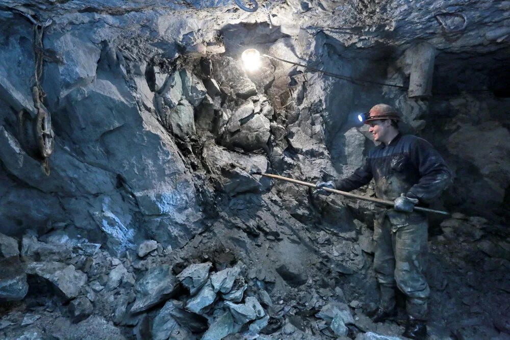 Stone mining. Малышевский рудник изумруд. Изумрудные копи Урала пос Малышева. Добыча бериллия Мариинский прииск. Месторождение изумрудов на Урале.