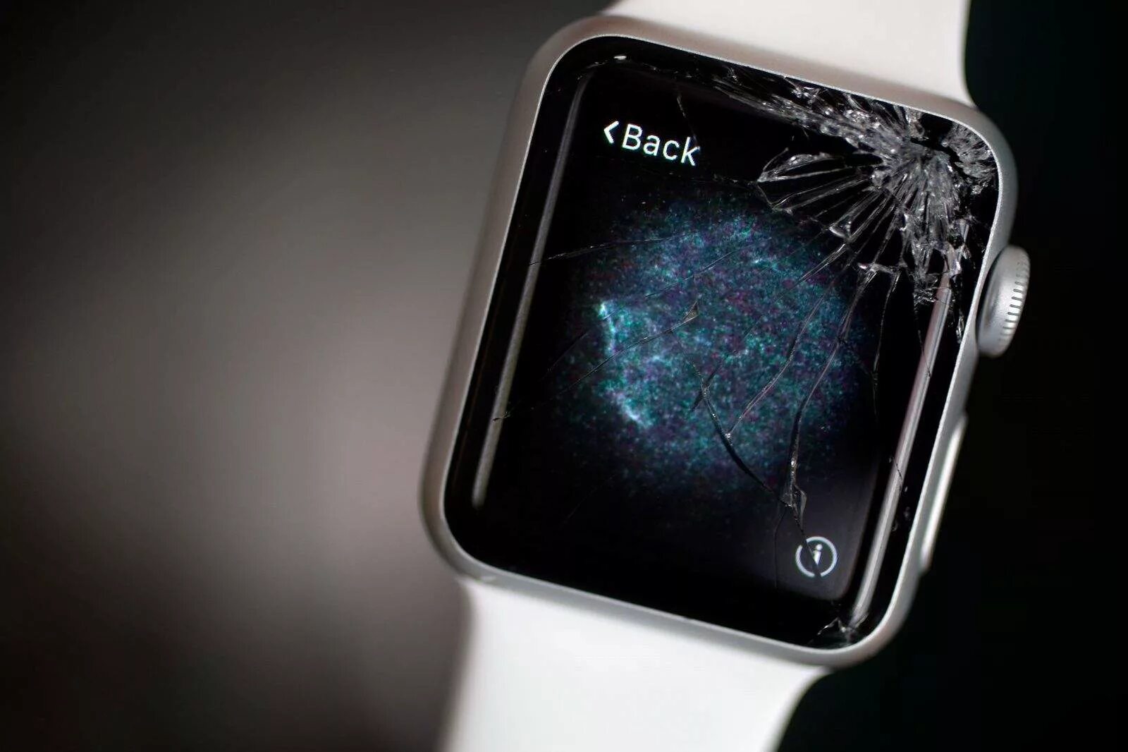 Iphone apple watch 3. Часы эпл вотч экран. Экран Apple IWATCH 2. Apple watch Repair. Apple IWATCH 2021.