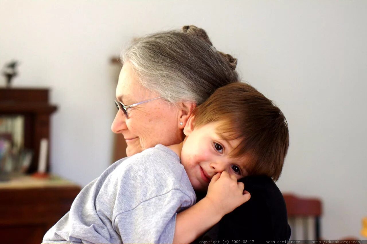 Бабушка и внук. Бабушка обнимает внука. Бабушка с внуками. Бабушка обнимает внучку.