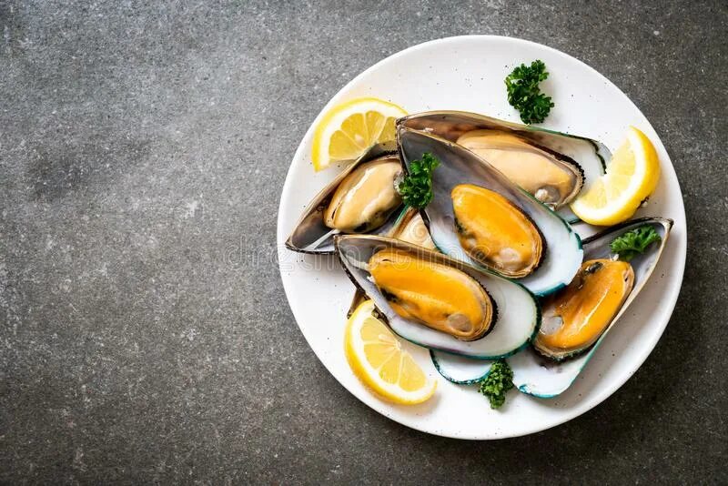 Мидии в тарелке. Мидии с лимоном и чесноком. Моллюски с лимоном. Мидии с лимонным соком. Мидии в масле с лимоном.