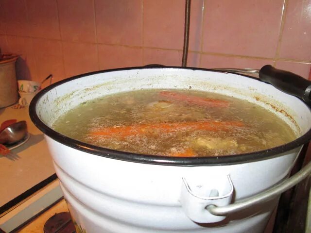 Холодец в эмалированной кастрюле. Холодец в тазике. холодец в ведре. тазик деревенский. бадья для варки холодца.