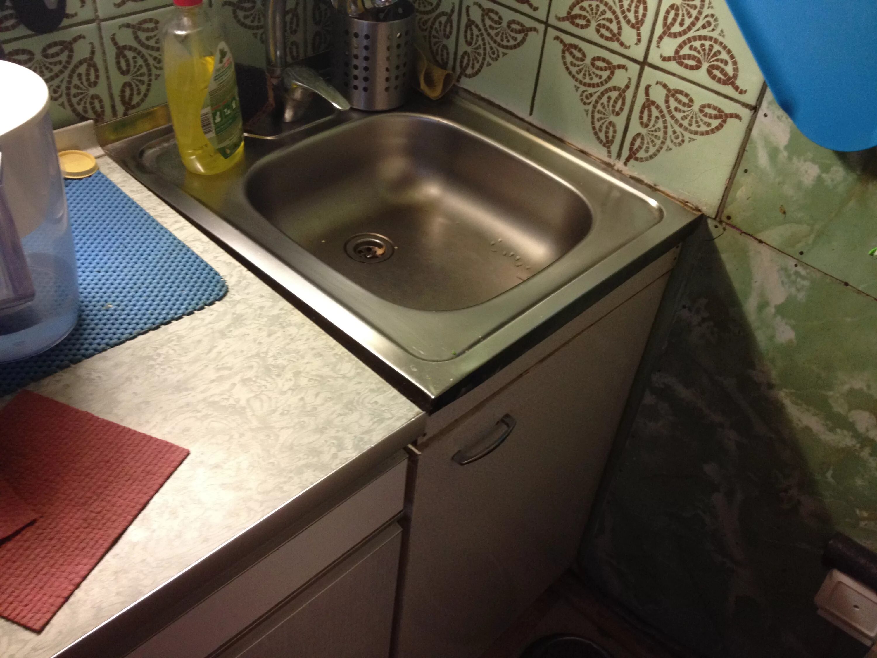 Меняем мойку. Вырезка мойки в столешницу. Монтаж мойки в столешницу. Крепление смесителя к раковине. Мастер сантехники.