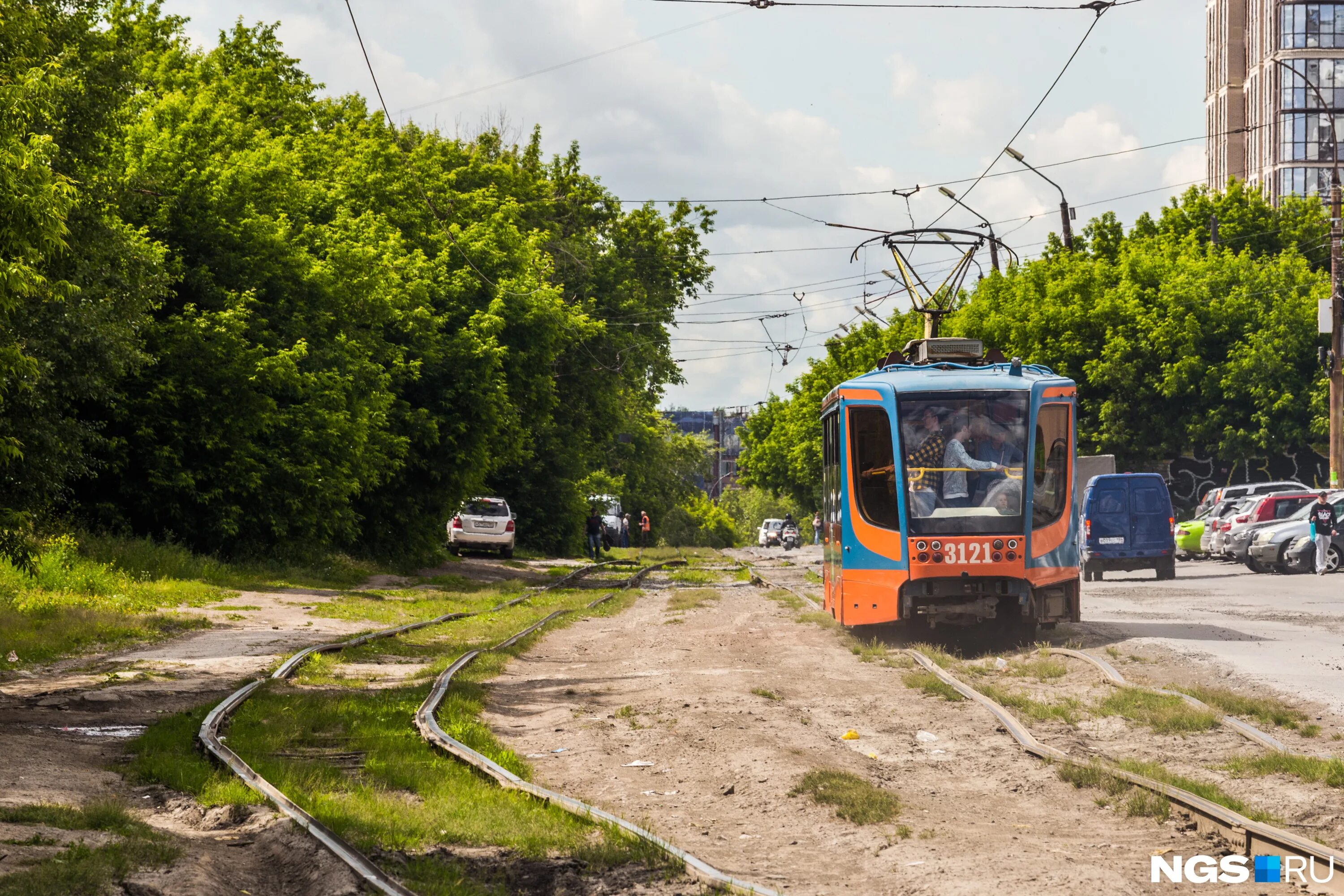 изношенные трамвайные пути. трамвай 2002 новосибирск. трамвайные пути новосибирск волочаевская. трамвайные пути самары изношены. трамвайные пути.