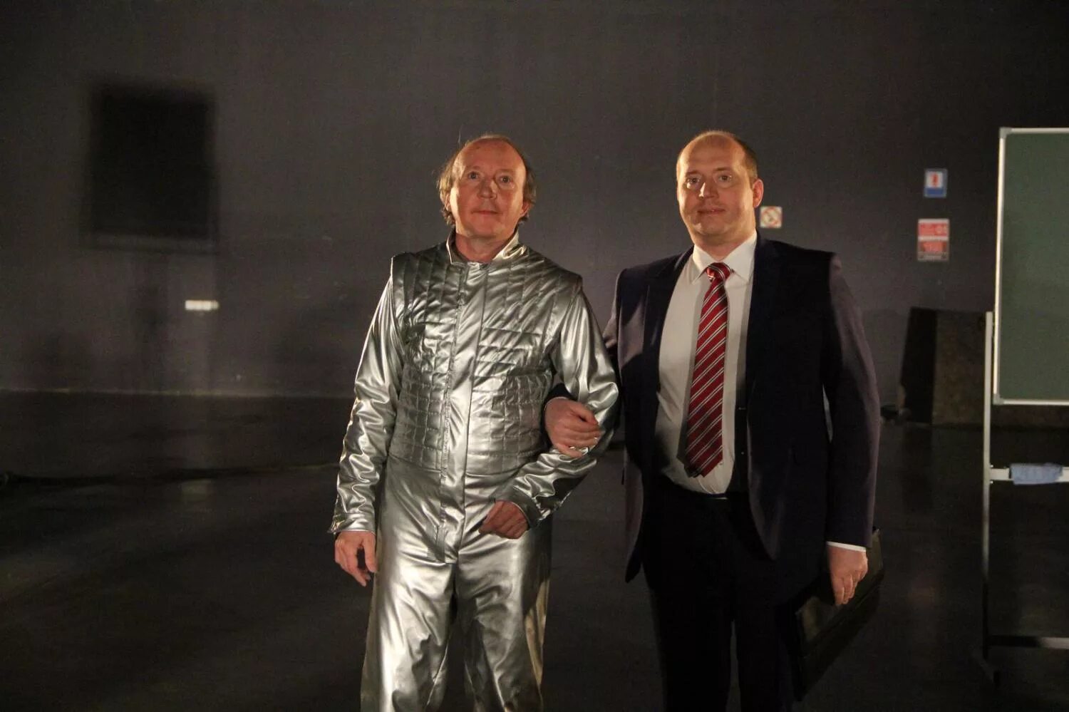 Человек из будущего сериал 2017. Человек будущего сериал волк. Человек будущего сериал 1 сезон. Человек из будущего число в. Сериалы про будущее 2020.