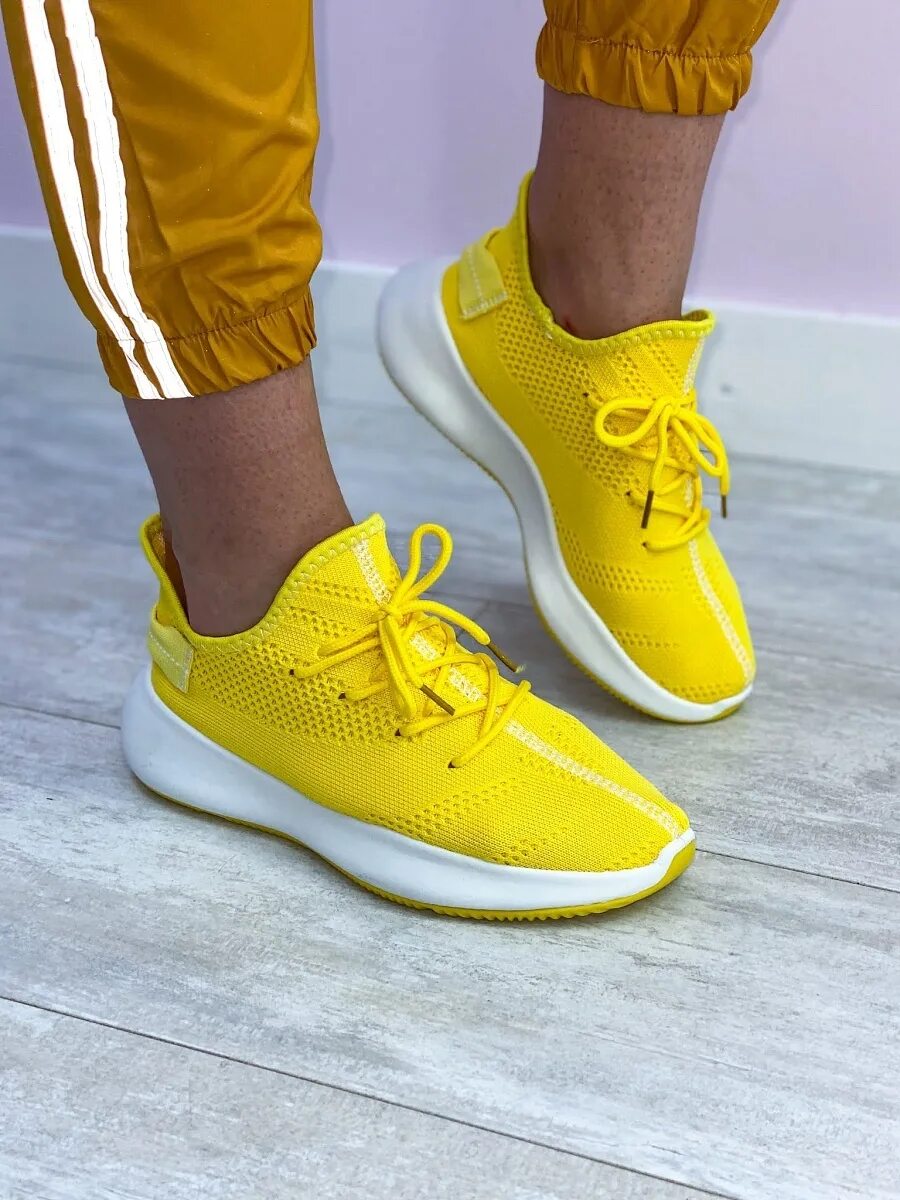 Adidas желтые кроссовки 2020. Адидас ИЗИ желтые. Адидас easy желтые. Кроссовки адидас мужские желтые 2021. Кроссовки желтого цвета