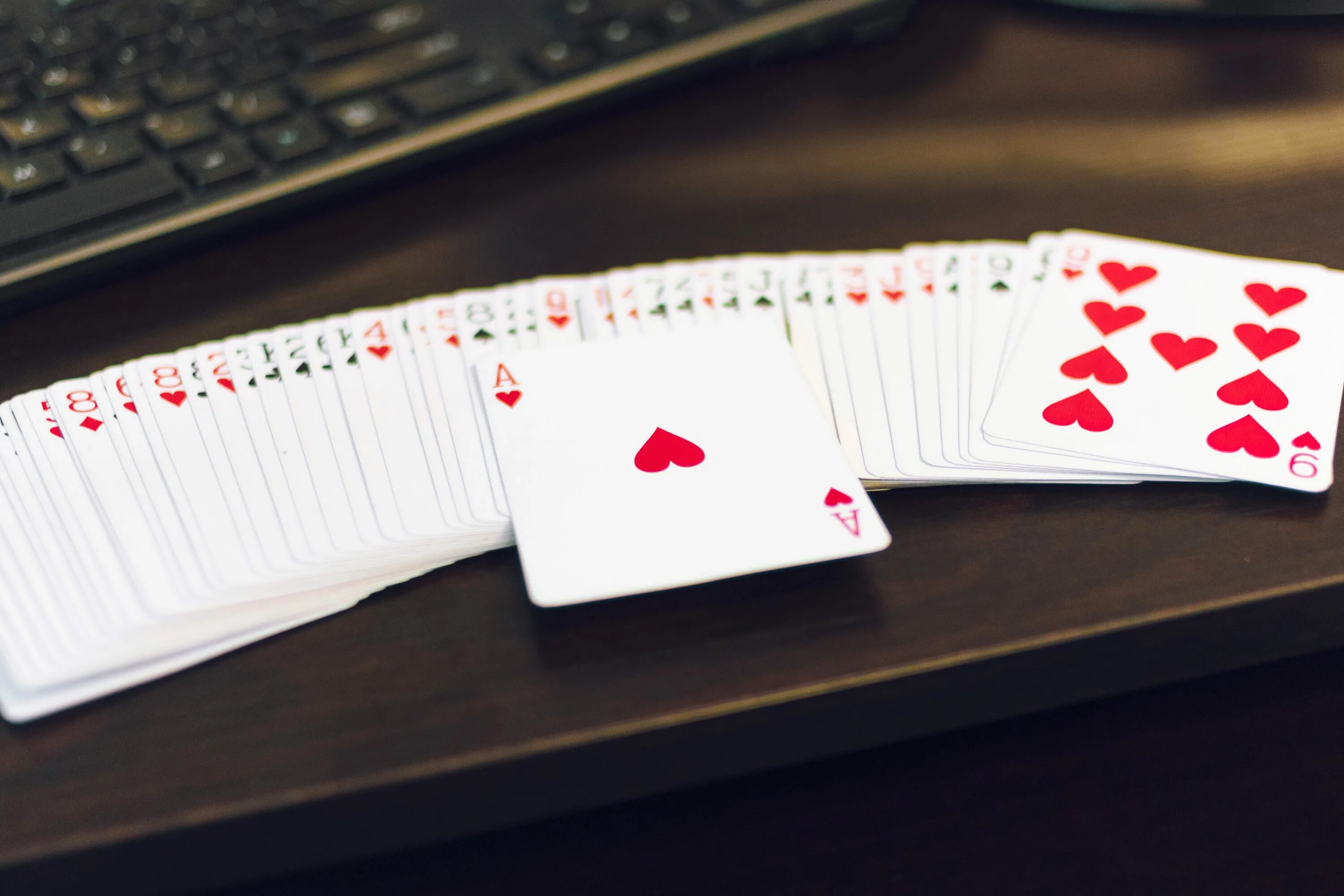 В предвкушении азарта. Покер. Покер картинки. Покер обои. Игральные карты на столе.