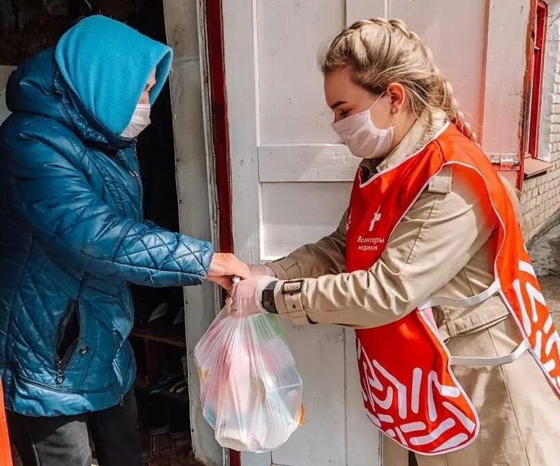 Волонтеры помогают. Волонтёрство помощь старикам. Волонтеры помощь пожилым. Волонтеры помогают людям. Волонтеры помогать готовы