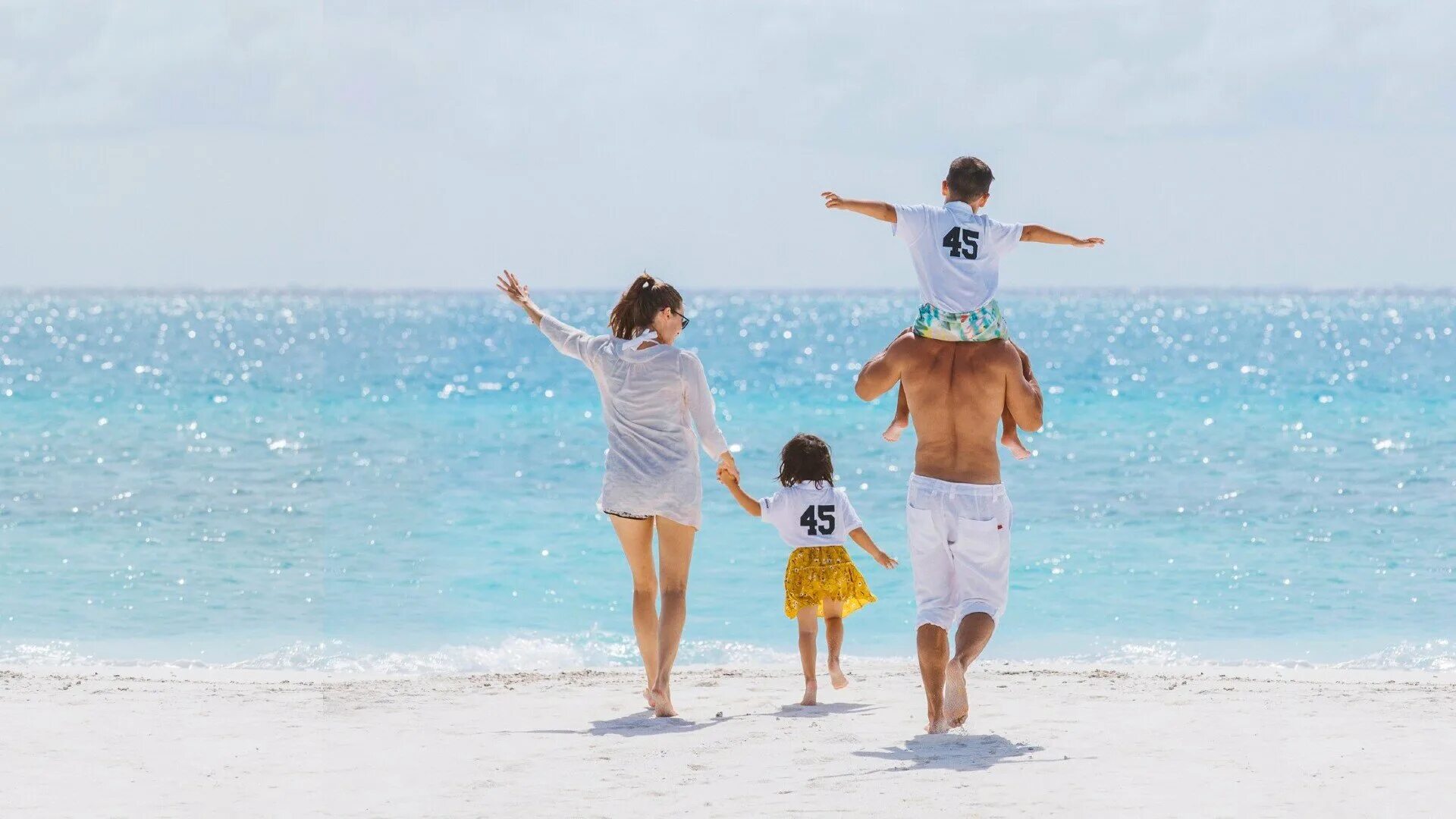 Семья на море. Счастливая семья на море. Семья на пляже. Семья у океана.