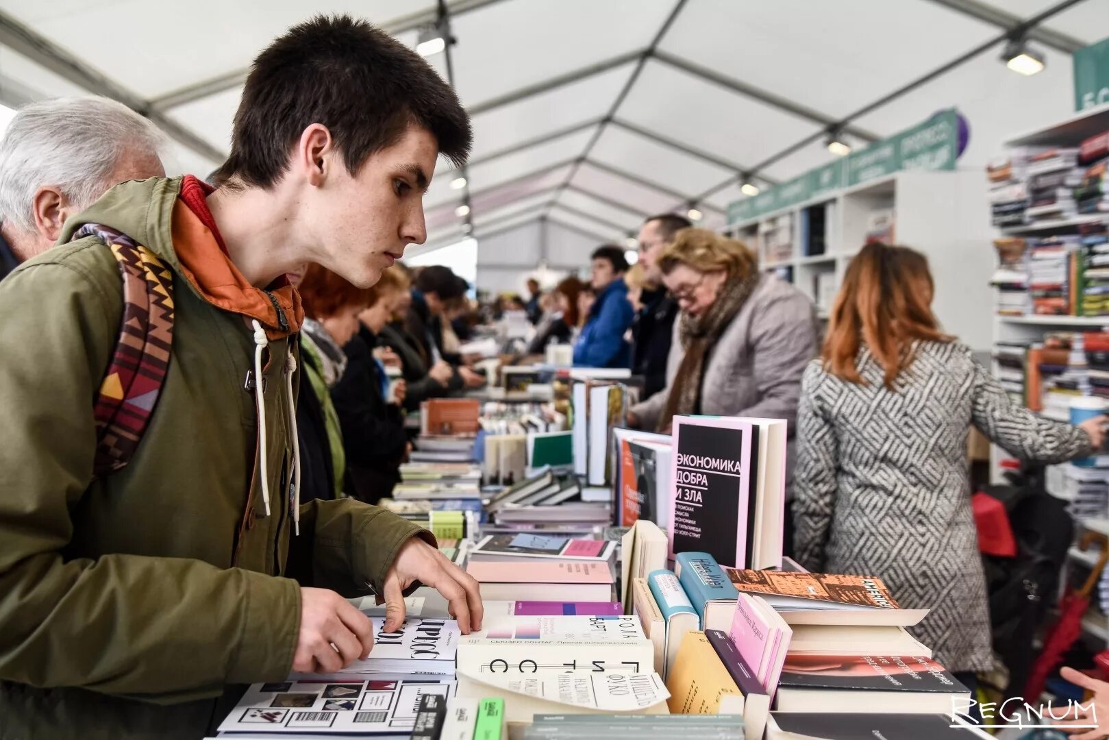 Книжный фестиваль. Книжный фестиваль в Москве. Книжная ярмарка. Книжный фестиваль красная площадь. Читающая россия 2016