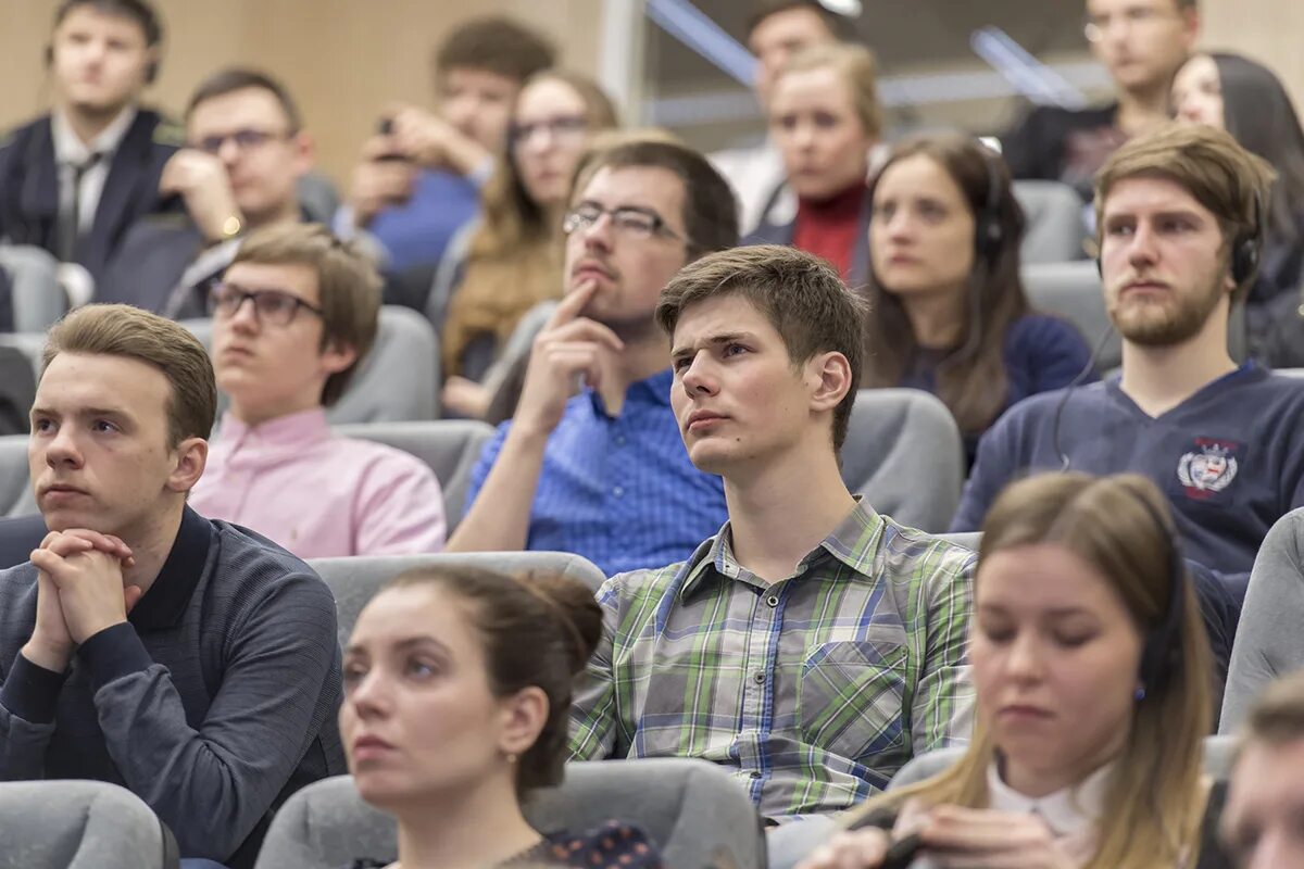 Студенты пришли лекцию. Кембриджский университет лекции. Лекции в Кембридже. The University of Cambridge лекция. Кембридж университет профессора.