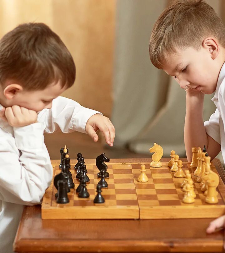 We like playing chess. Шахматы для детей. Юный шахматист. Дети играют в шахматы. Большие шахматы для детей.