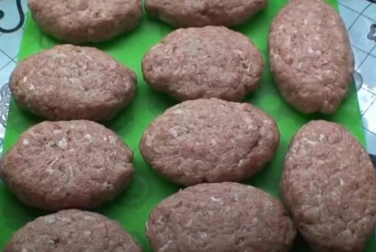 Котлеты из фарша. Вкусные котлеты из свиного фарша рецепт на сковороде сочные. Котлеты мясные. Котлеты из свинины. Котлеты.