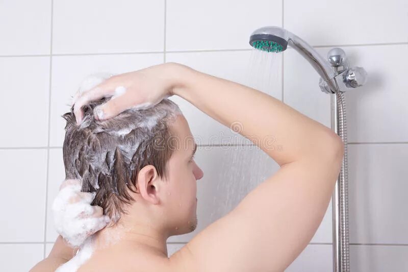 Анти волосы в ванну. Красят волосы в ванной. Убирайте волосы в душе. Зализанные волосы в ванной. Мальчики в душе скрытая