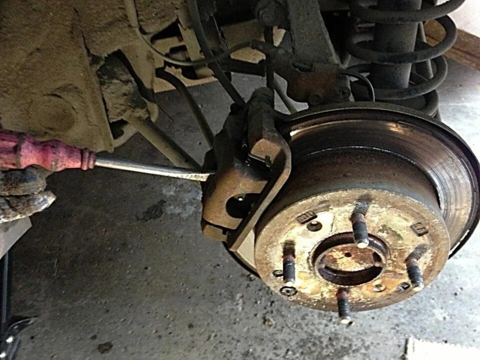 Тормозные диски соната тагаз 2. Соната задние тормоза. Прокачка тормозов соната 2,7. Колодки ручника соната тагаз 2. Тормоза соната тагаз.