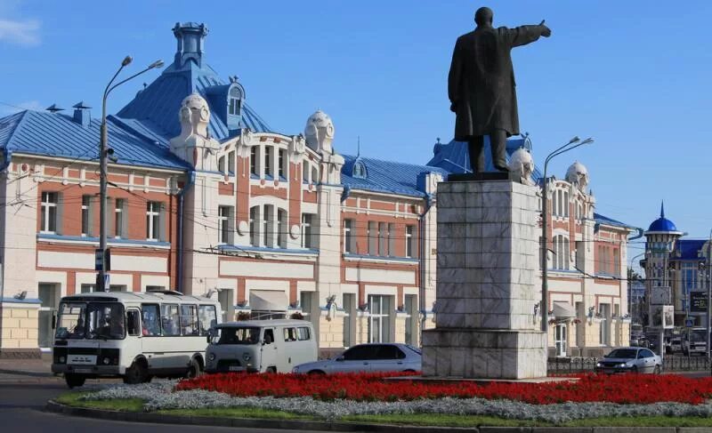 Город томск страна. Город Томск. Памятники Томска. Памятники города Томска. Томск достопримечательности города.