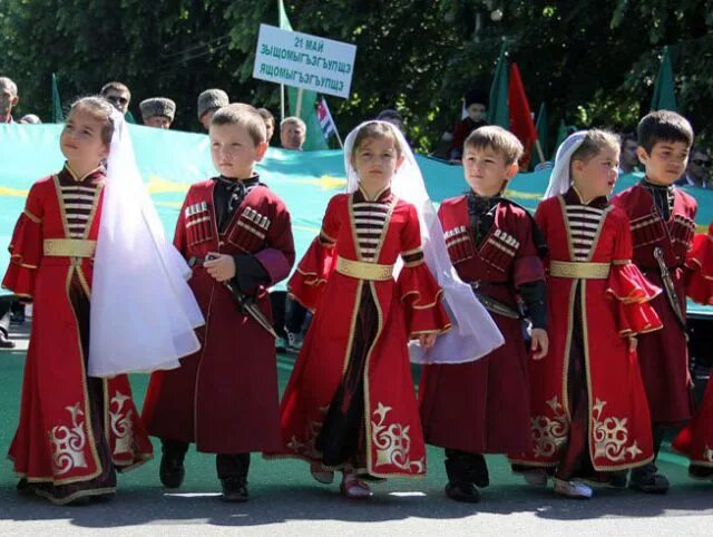 Черкесские дети. Кабардино-Балкария национальный костюм. Национальный костюм КБР. Нац одежда Кабардино Балкария. Кабардино-Балкарская Республика люди.
