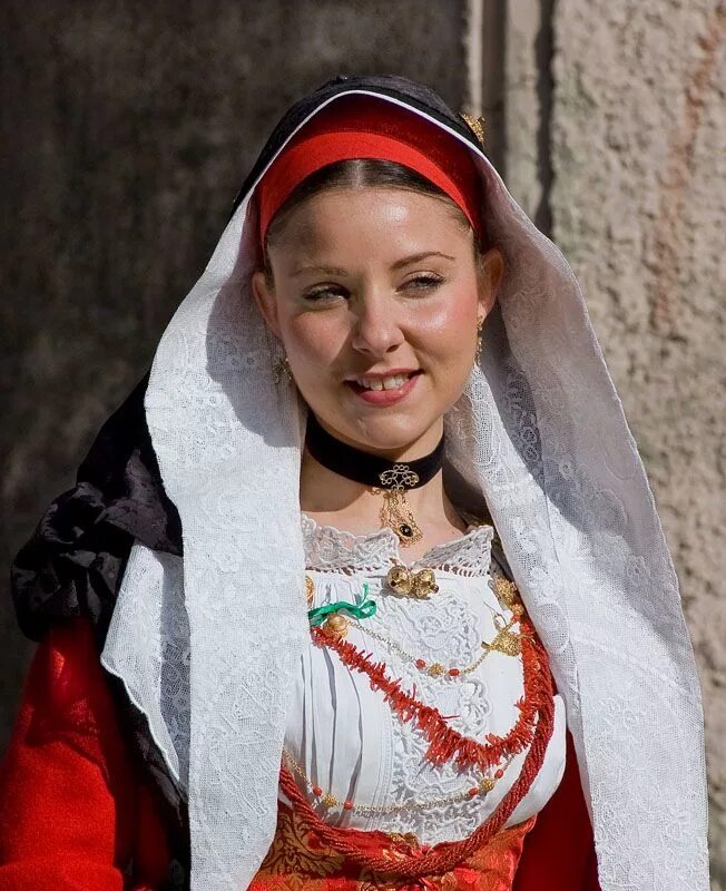 Замужняя женщина в италии. Северные итальянские женщины. народы северной италии женщины. сардиния национальный костюм. sardinian people.