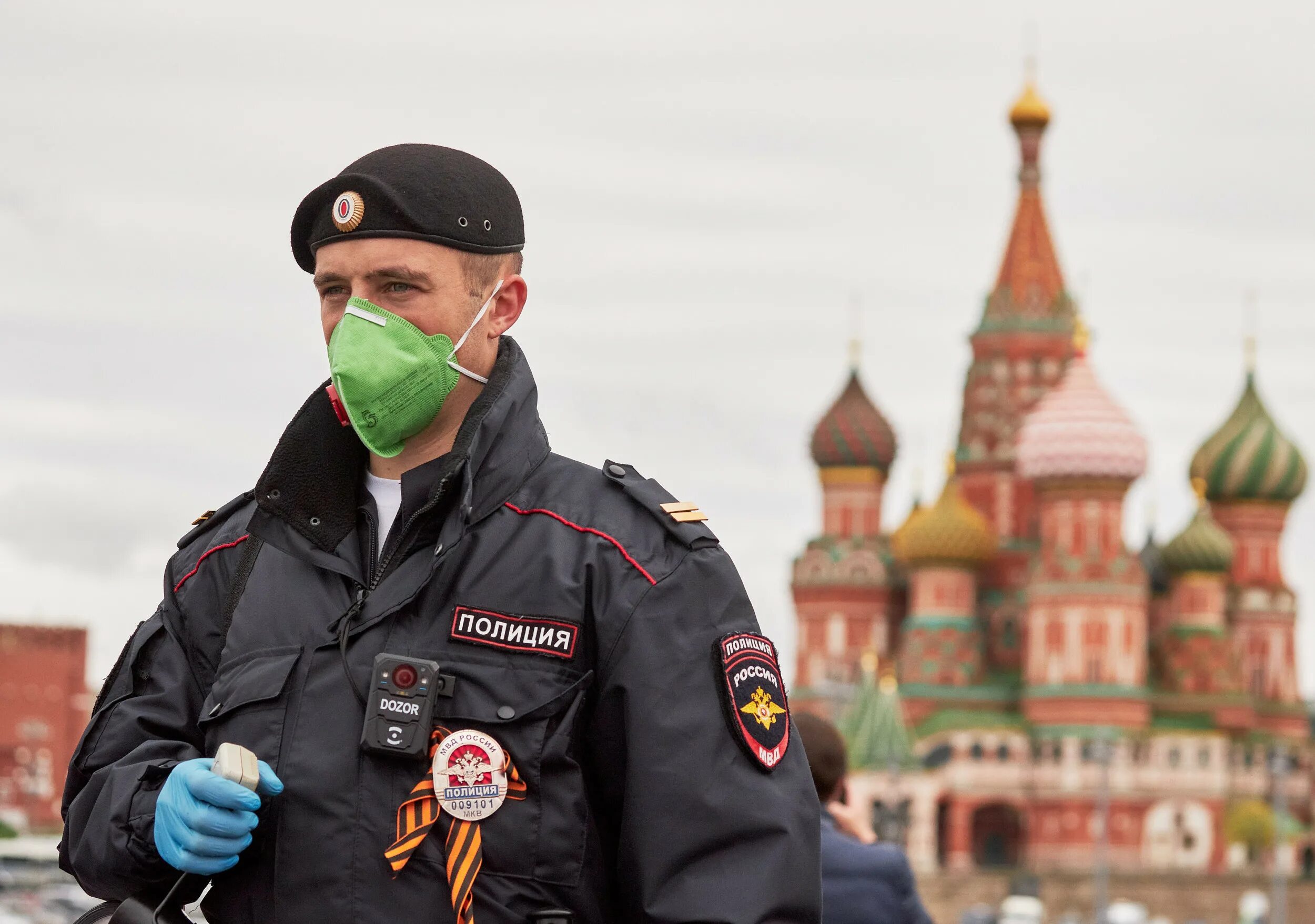 Красный полицейский. Полиция москвы. Российский полицейский. Youtube в полиции красная кнопка фото. Красная полиция.