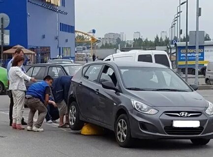 Автомобиль проехал по улице