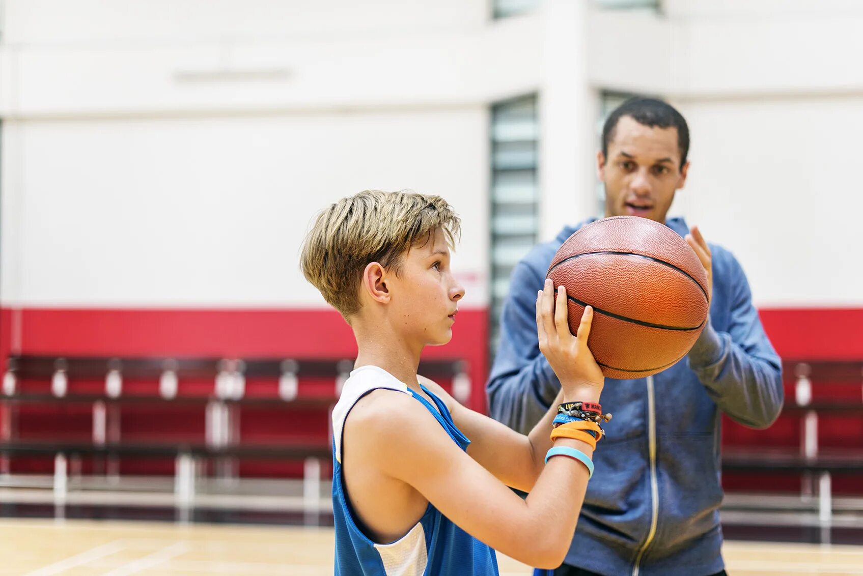 How to play sports. Баскетбол. Детский баскетбол. Баскетбол подростки. Баскетбол мальчики.