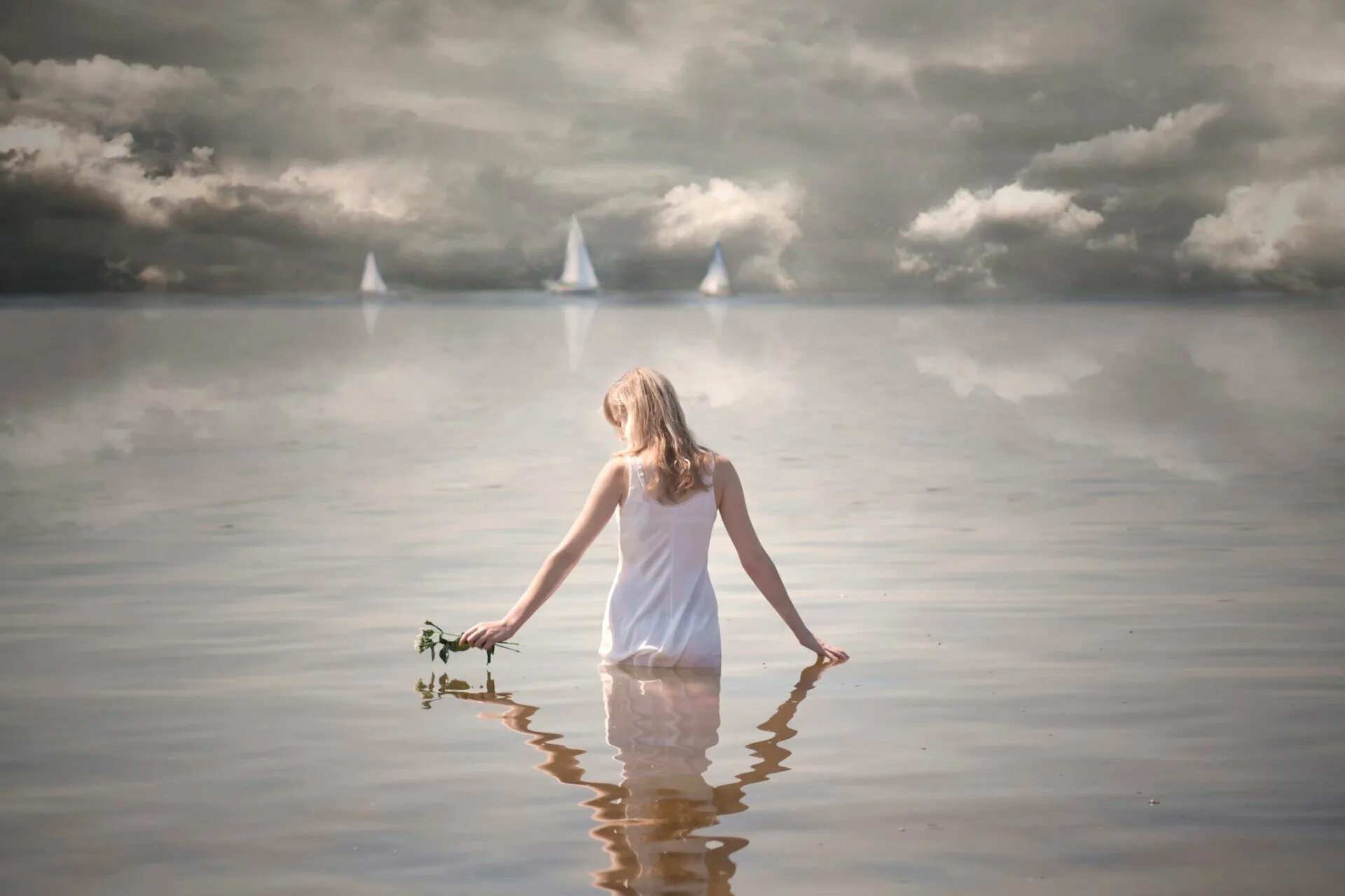 О чем мечтает вода. Девушка стоит в воде. Отражение девушки в воде. Девушка идет по воде. Фотосессия в воде.