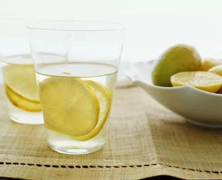 Пить лимонную воду каждый день что будет. Теплая вода с лимоном. Утро с лимоном. Вода с лимоном после еды. Детокс вода с лимоном.