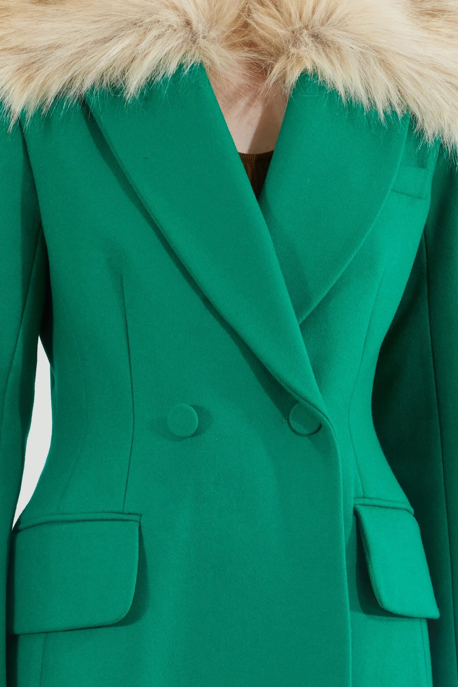 Зеленое пальто купить. Зеленое пальто Capitol. Пальто Луи Джо зеленое. Салатовое пальто. Светло зеленое пальто.