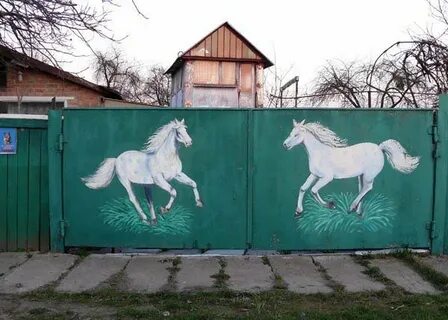 Рисунок на воротах дома