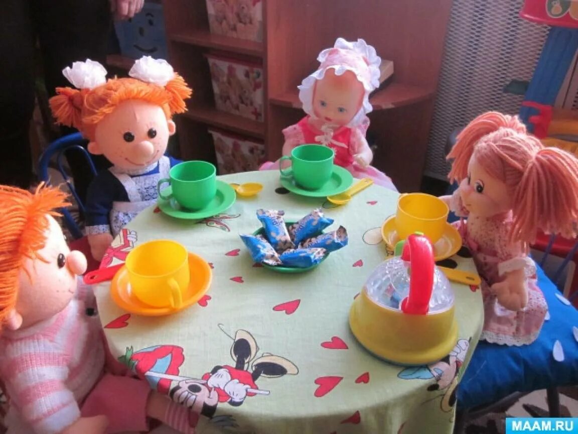 Куклы в ДОУ. У кукол чаепитие в детском саду. Стол для детского сада кукольный. Игра с куклой в детском саду.