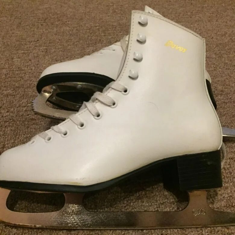 Коньки graf davos. Graf davos. Коньки женские фигурные graf davos gold 39 размер. Davos gold коньки детское. Коньки женские фигурные graf davos gold 39 размер.