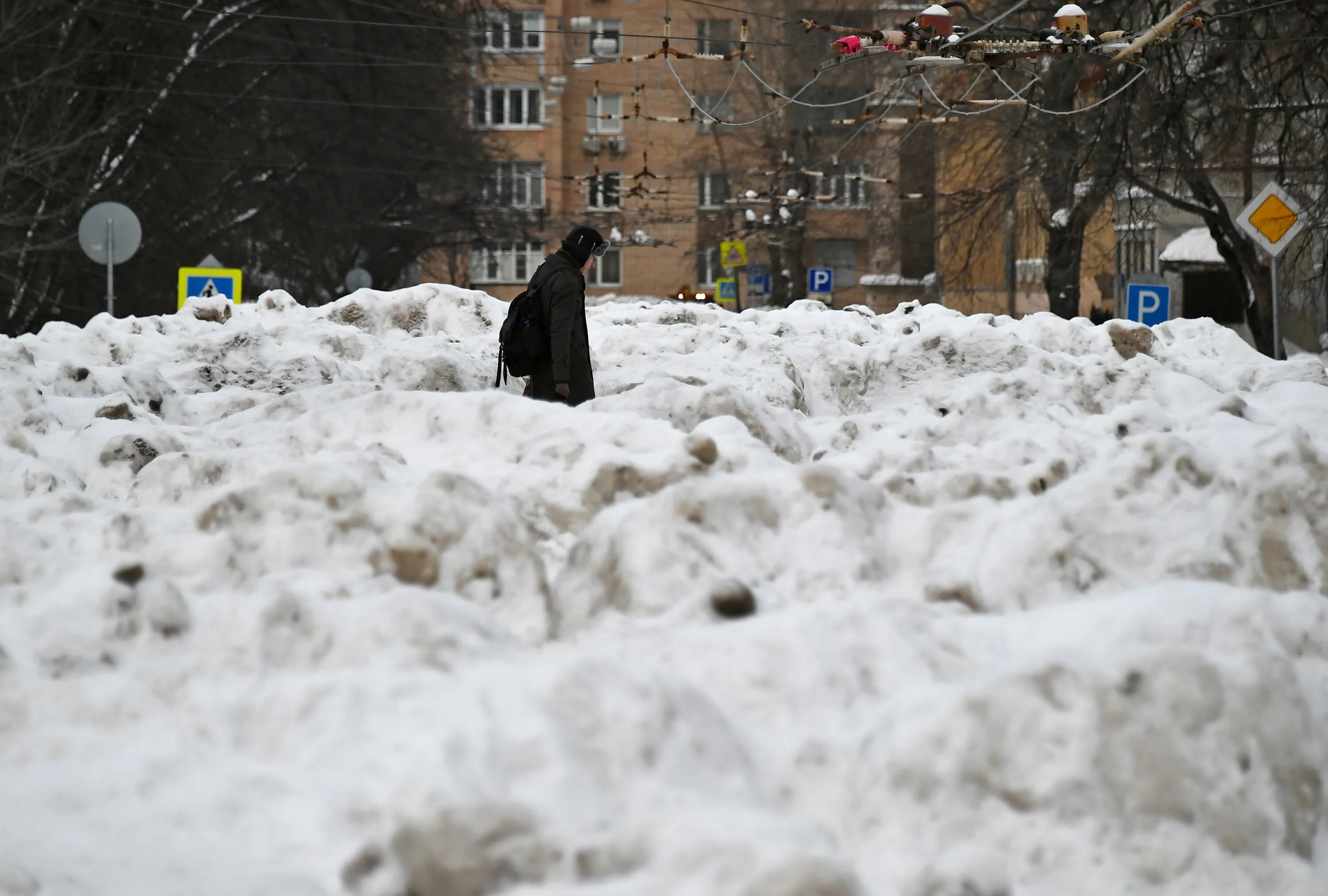 Где больше снега. Много снега в Москве. Сугробы в Москве. Снежные сугробы в Москве. Снег в Москве.