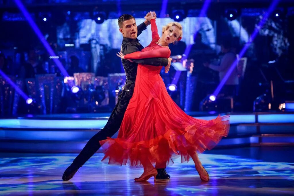 К чему сниться танцевать в платье. (lady in red) ирина кирсанова. Танец снится сон. Танец снится сон. К чему сниться танцевать в платье.