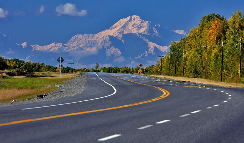 Поворот шоссе. Дорога США Аляска. Панорама сбоку дорога США. Дороги в Америке. Красивый вид с дорогой.